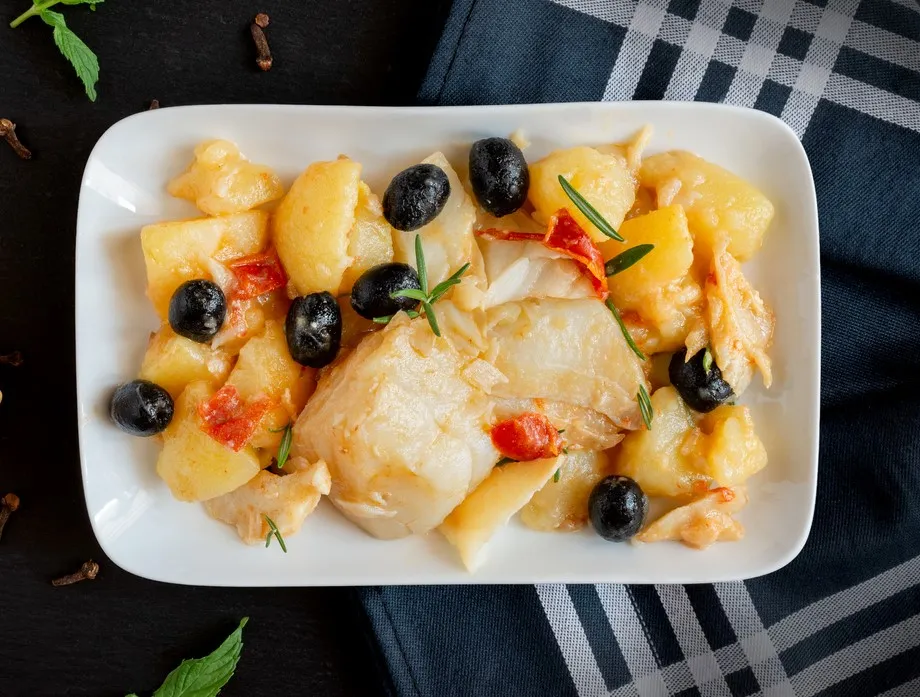 Morue au four avec pommes de terre et olives © iStock / enzodebernardo