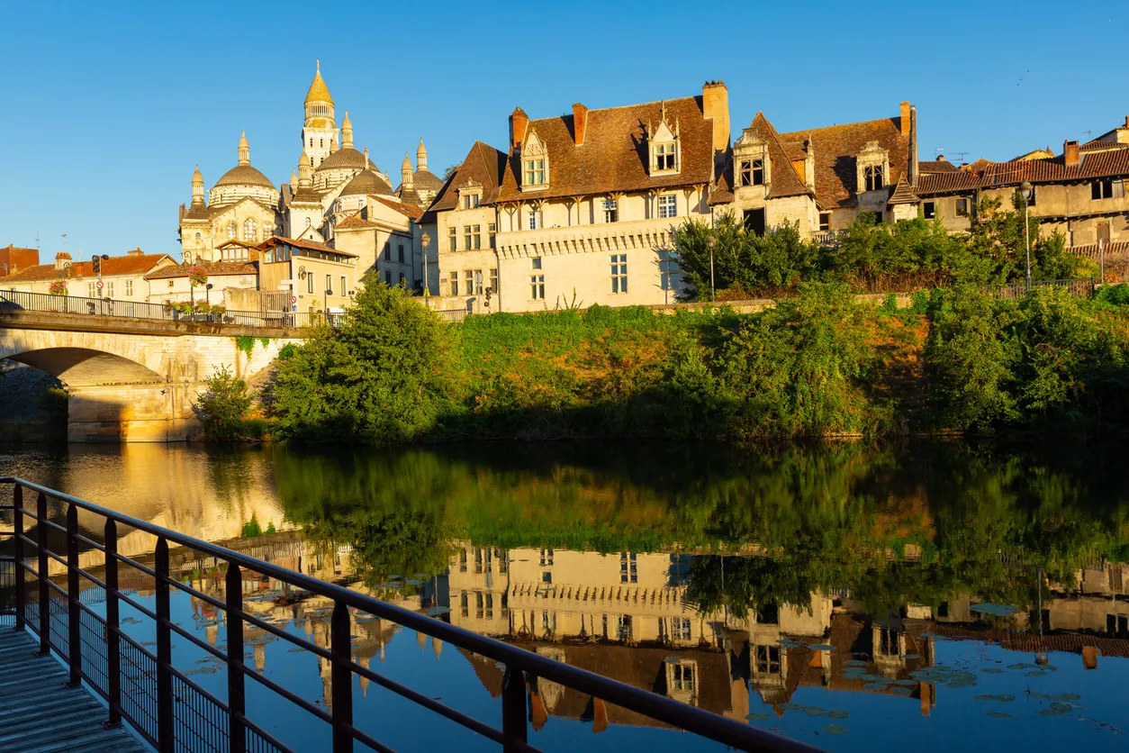 Vue de Périgueux avec sa cathédrale Saint-Front © iStock / JackF