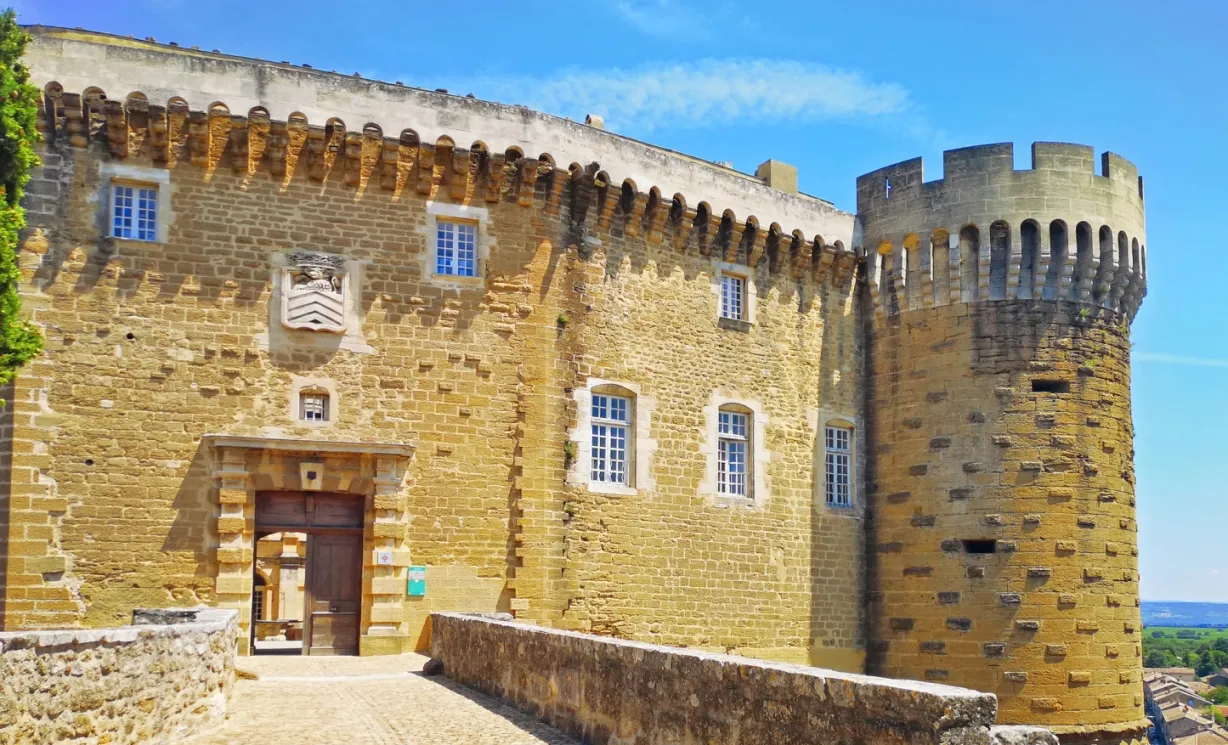 Le château de Suze-la-Rousse dans la Drôme, Région	Auvergne-Rhône-Alpes © iStock / Photoprofi30