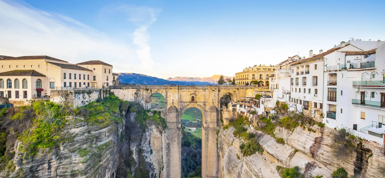 Le Puente Nuevo à Ronda, Andalousie, Espagne  © iStock / arcady_31