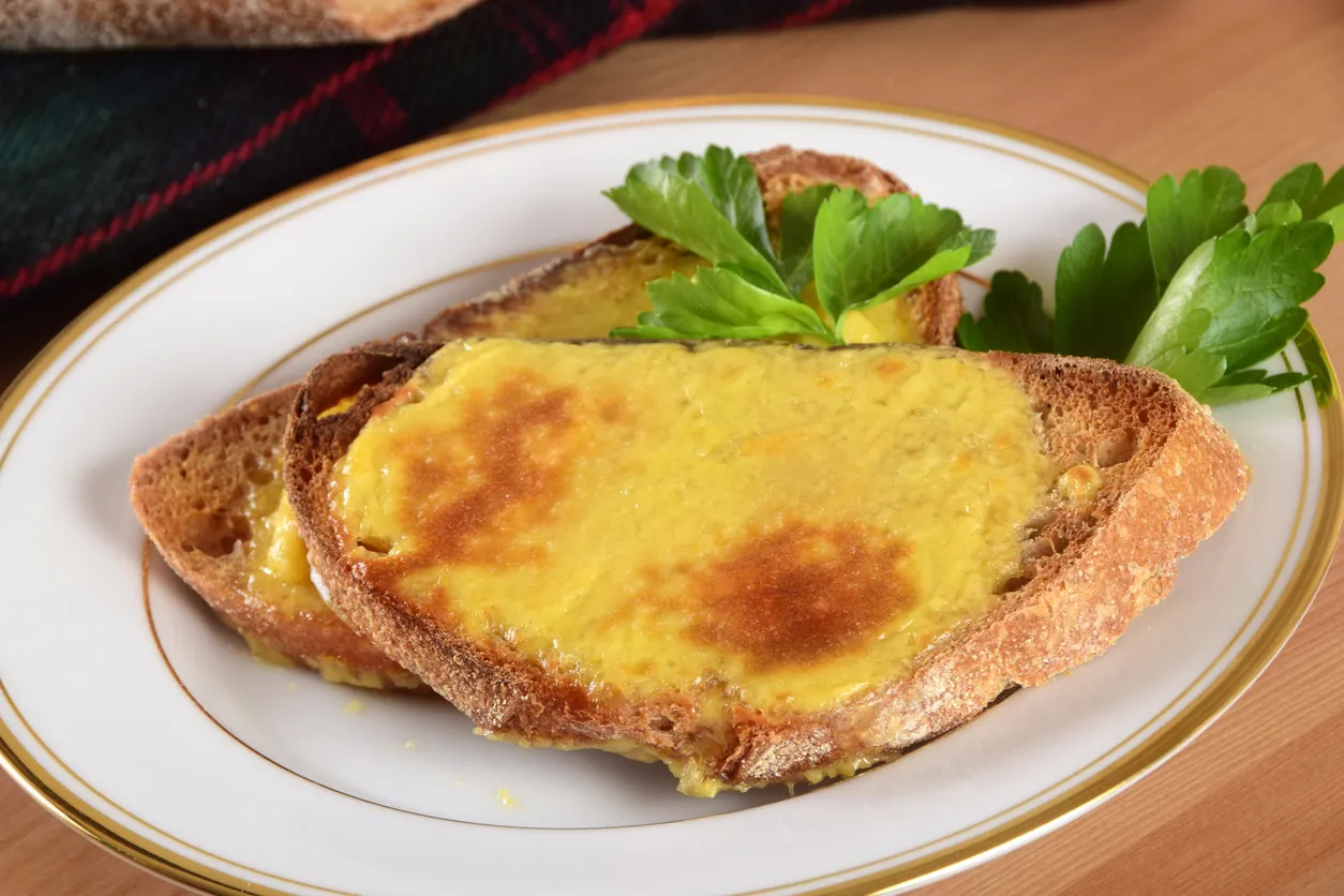 Welsh rarebit, composé d’une tranche de pain rôtie nappée d’une sauce au cheddar, à la bière et à la moutarde puis gratinée au four.  © iStock / sbossert