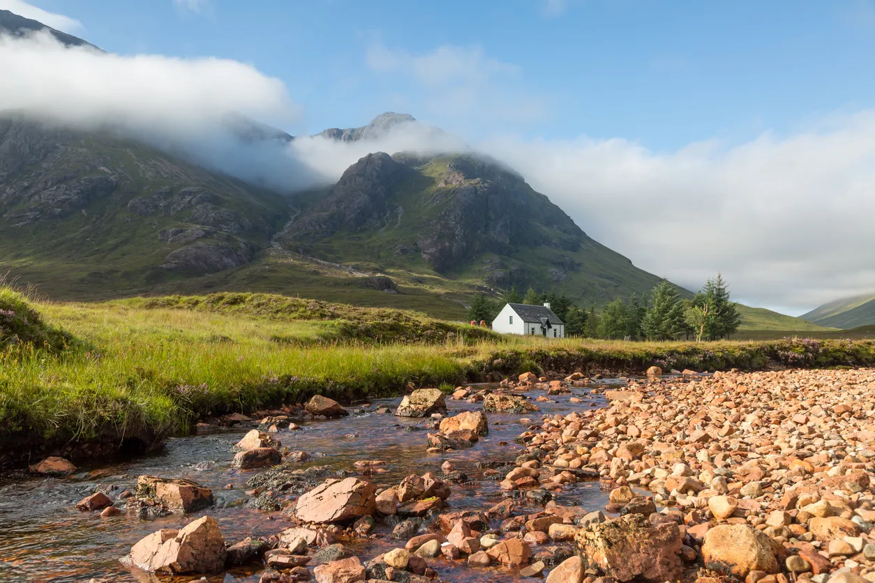 Un bothy  près de Glencoe dans le Highland en Écosse© iStock / w-ings