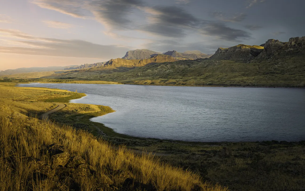La rivière Shoshone et les contreforts des montagnes Rocheuses à l'horizon au Wyoming, USA. © iStock / Danielrao