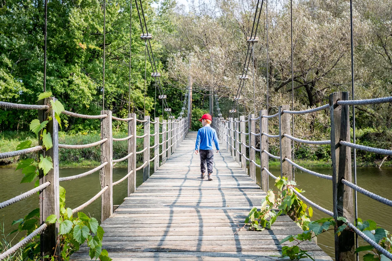 Le pont suspendu en bois au-dessus du lac au parc national de Plaisance, Outaouais, Québec.   © iStock / Onfokus