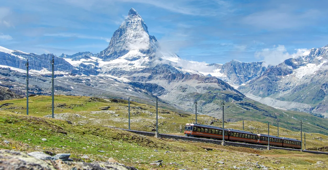 Le Gornergrat Bahn, le plus ancien train à crémaillère électrique d’Europe; en arrière-plan, le mont Cervin, © iStock / KvdB50