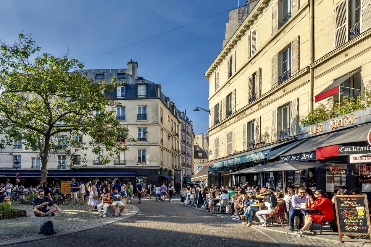 La place de la Contrescarpe à Paris, à deux pas du lieu d'inhumation de Maisonneuve, marqué par une plaque.  © iStock / Jerome LABOUYRIE