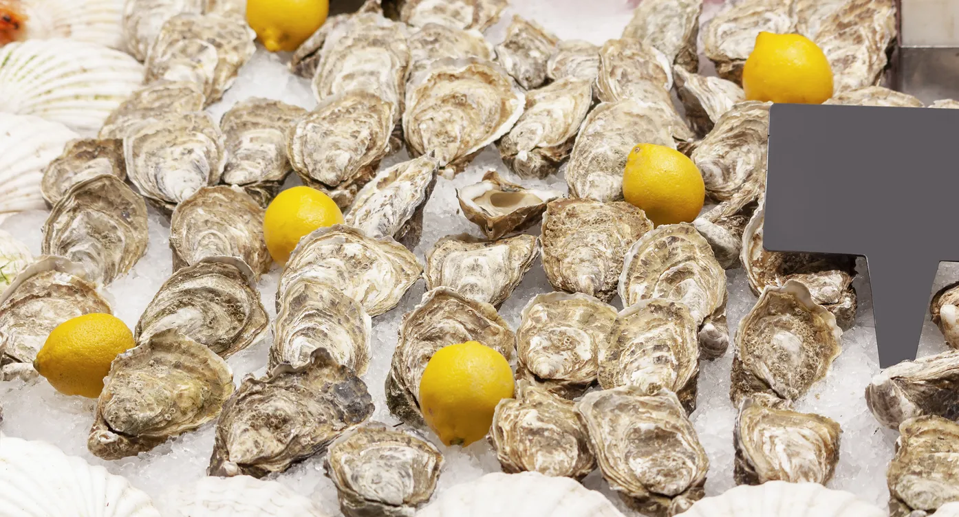 Des huître au marché © iStock / Tatiana Dvoretskaya