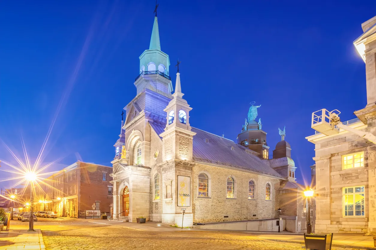 La chapelle Notre Dame de Bon Secours dans le Vieux Montréal © iStock / :benedek 
