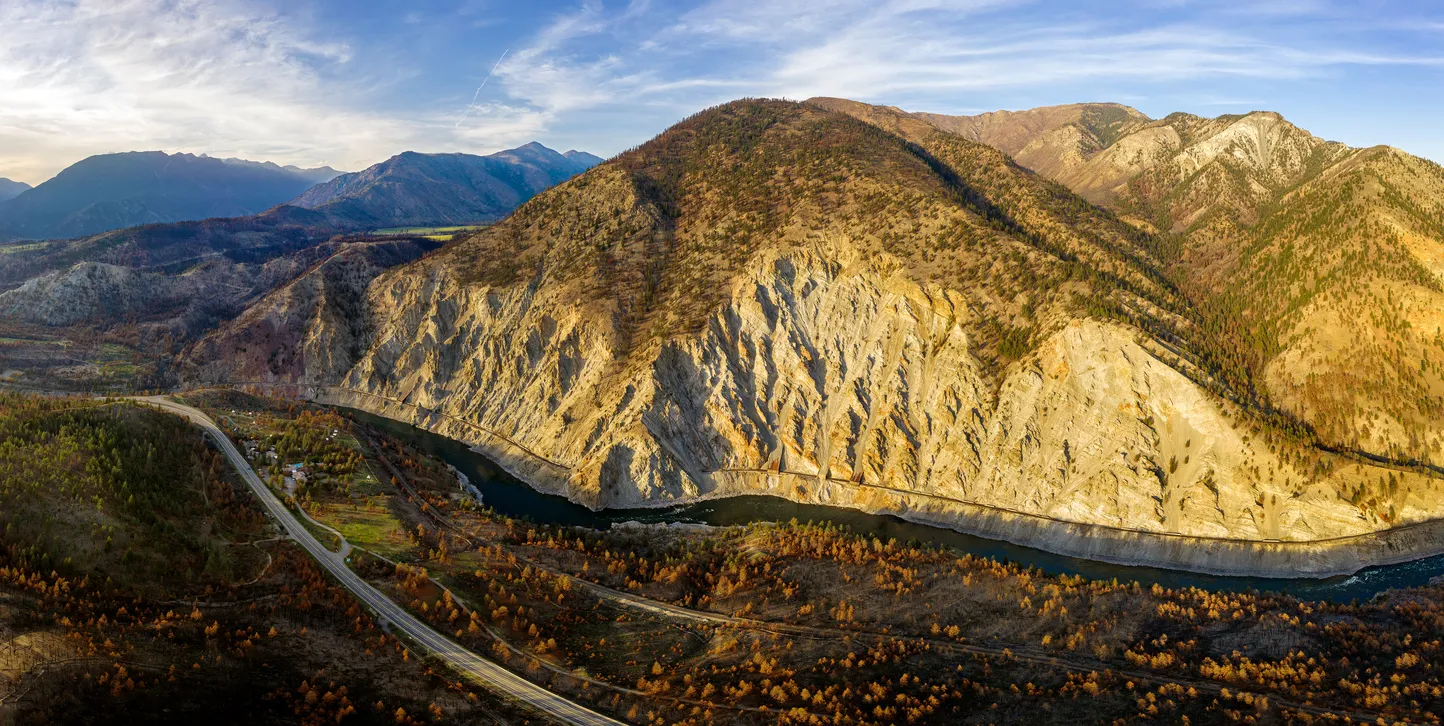 Vue aérienne de la rivière Thompson le long de l'autoroute Transcanadienne dans le district de Thompson-Nicola, en Colombie-Britannique, © iStock / Ferenc Cegledi