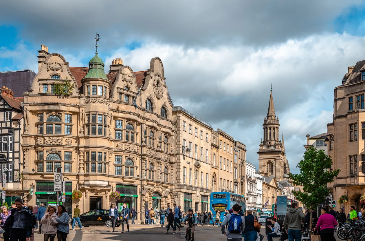 Oxford, Royaume-Uni, la jonction de High street, Queen st, St Aldates et Cornmarket street dans le centre-ville. Le bâtiment de la banque Lloyds domine la scène © iStock / Apostolos Giontzis