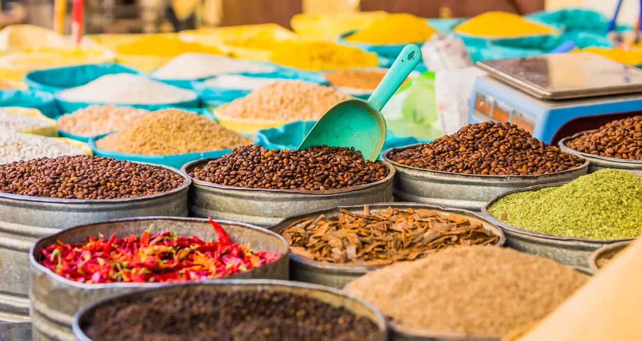 Étal dans la médina de Fès, Maroc © iStock / Jean-Luc Ichard