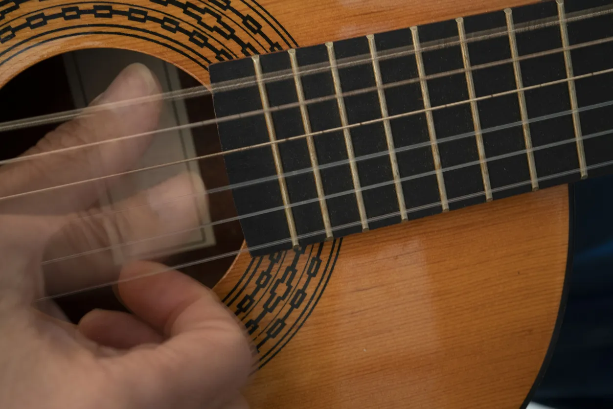 Les liens entre la guitare et l'Espagne sont anciens; un luthier espagnol, De Torres a développé la guitare moderne au XIXe s. © iStock / Mediterranean