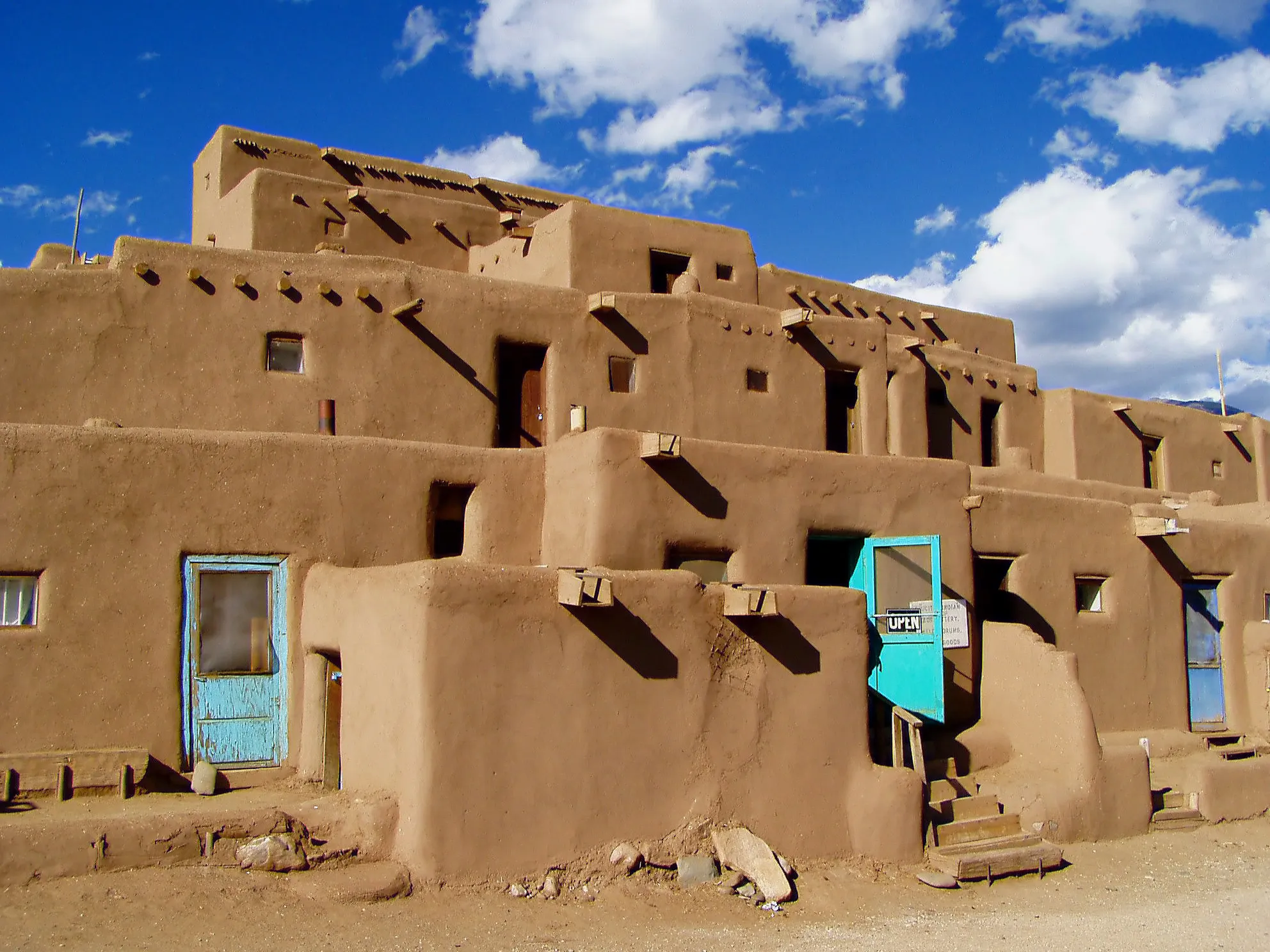 Constructions en adobe à Taos, village du Nouveau-Mexique © iStock / CarbonBrain