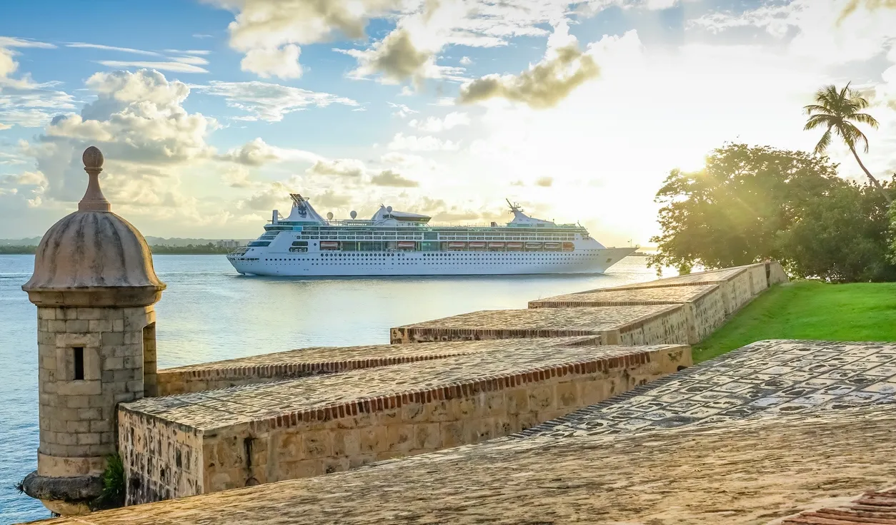 Un bateau de croisière à San Juan, Puerto Rico © iStock / benedek