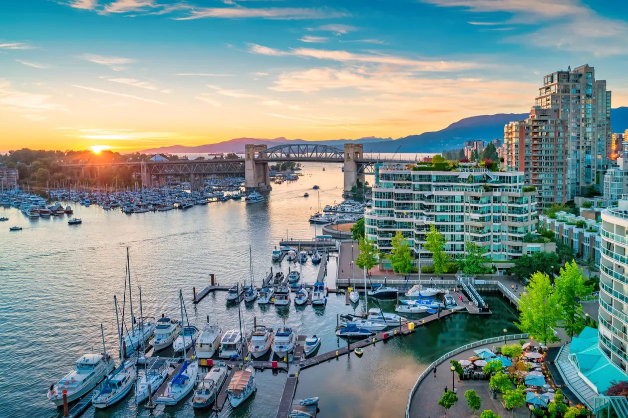 Vancouver, vue de False Creek depuis le Granville Street Bridge. | © iStock / benedek