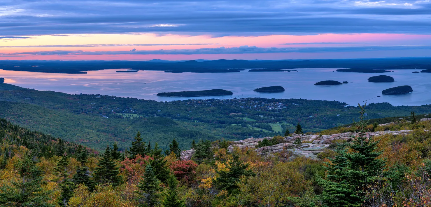 Vue de Bar Harbor et ses îles à Frenchman Bay depuis le mont Cadillac, parc national Acadia, Maine.  © istock / SeanXu