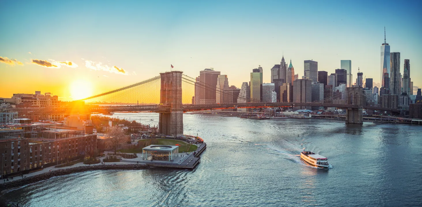 Le pont de Brooklyn et Manhattan, New York, USA.  © iStock / sborisov 
