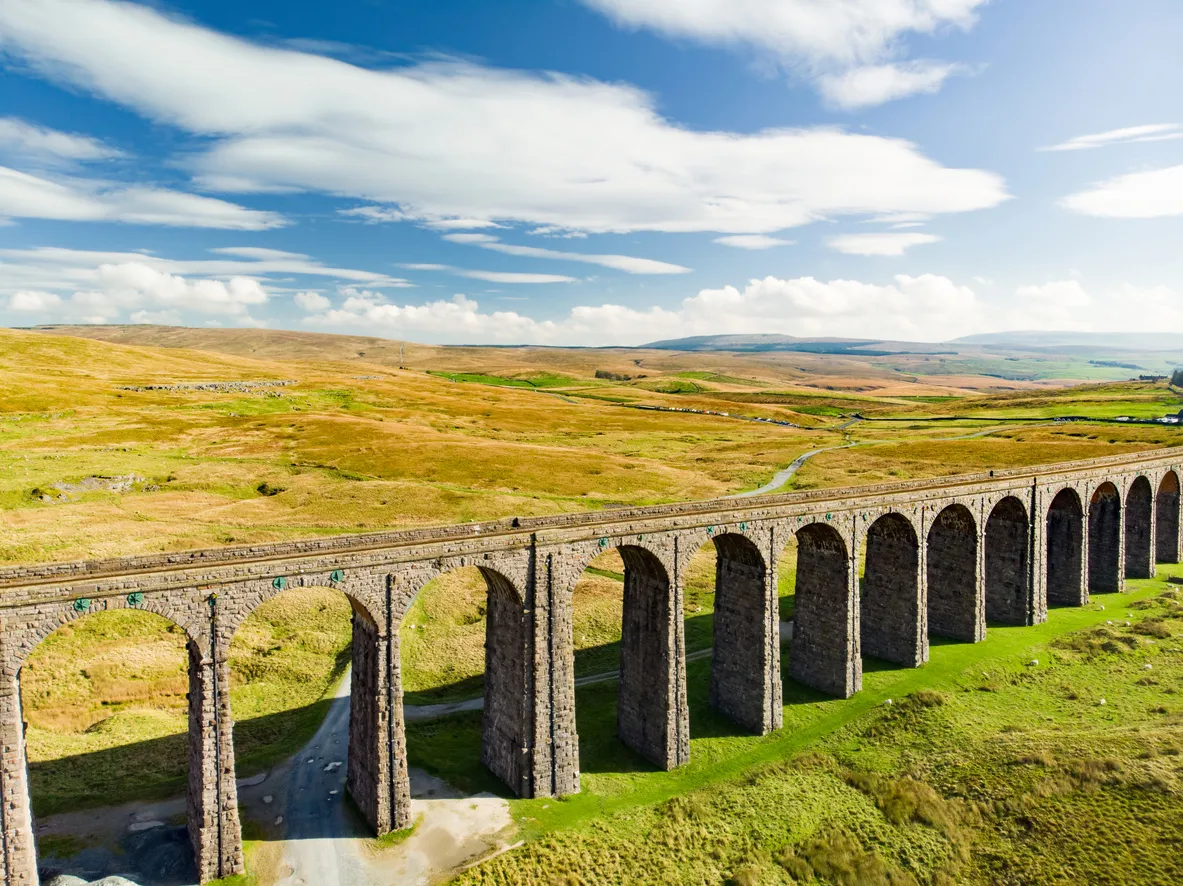 Vue aérienne du viaduc de Ribblehead, dans le North Yorkshire, la structure la plus longue ede la ligne Settle-Carlisle.  © iStock / MNStudio