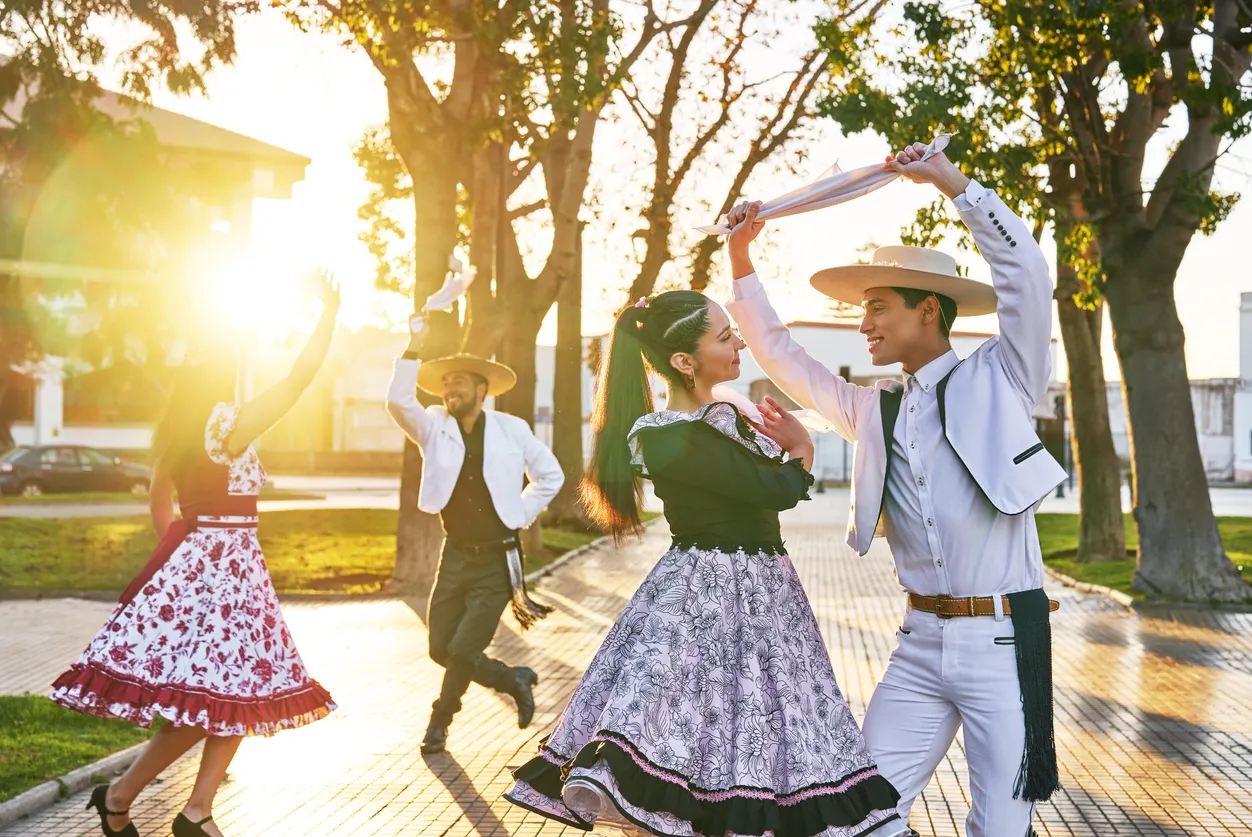 Groupe de quatre jeunes adultes, les garçons habillés en huaso, dansant cueca  © iStock / Oscar Gutierrez Zozulia 
