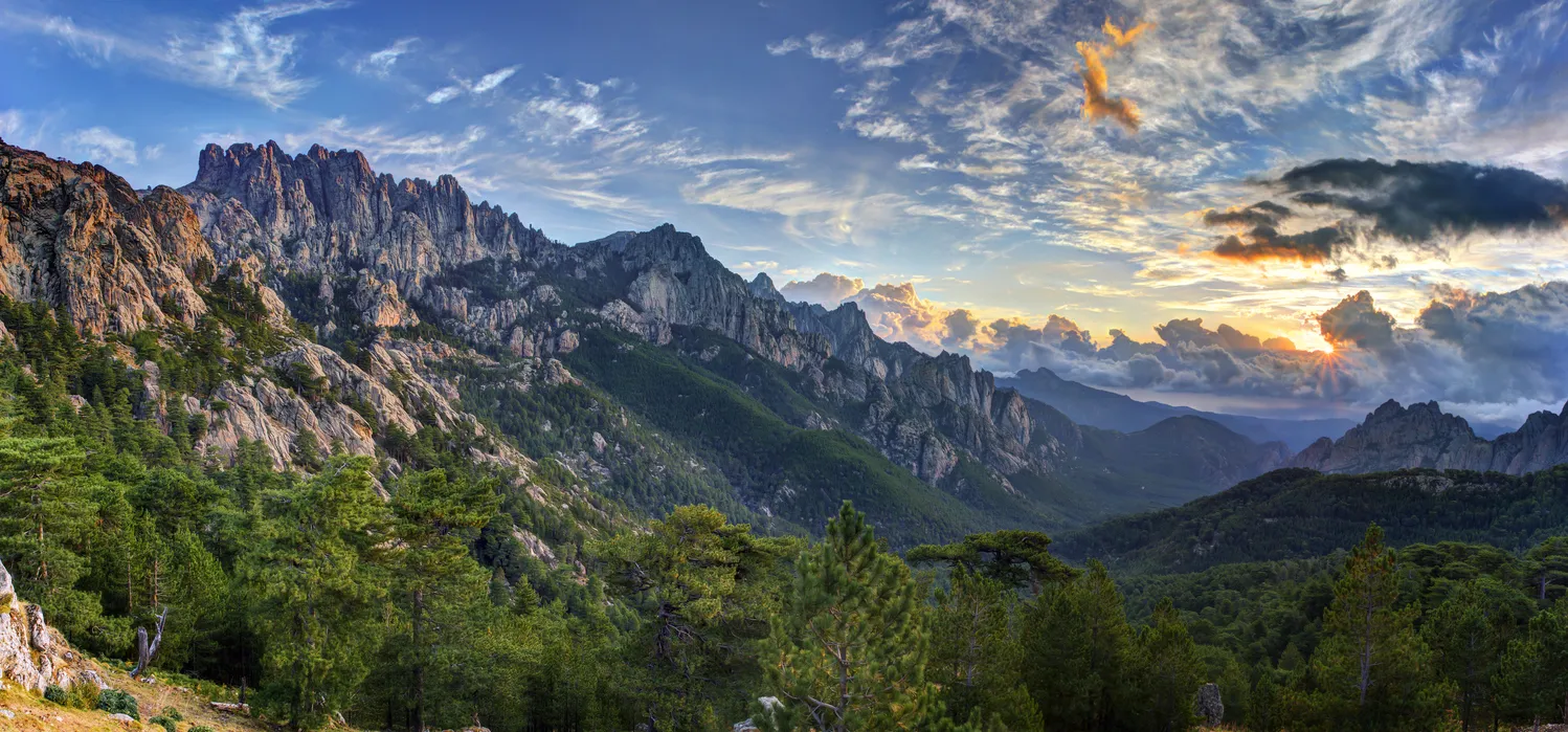 Les aiguilles de Bavella en Corse © iStock / Infografick