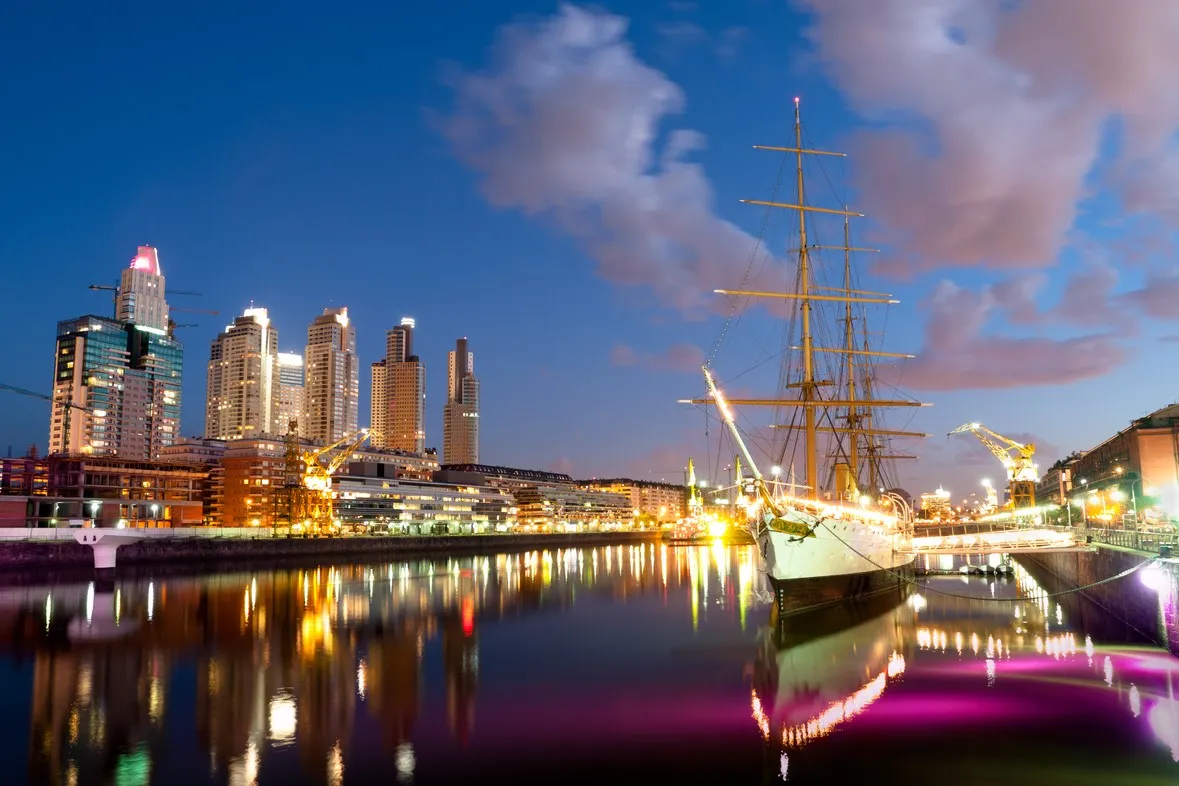 Puerto Madero, un quartier de Buenos Aires, à la tombée de la nuit. © iStock / holgs