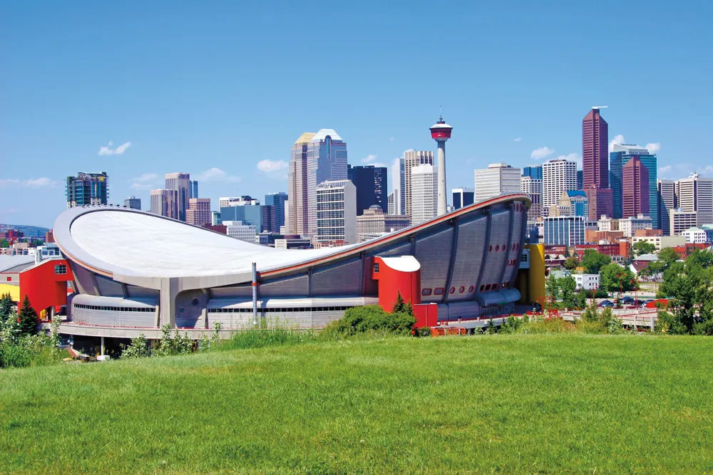 Vue sur Calgary et la Scotiabank Saddledome.  
Photo © iStockphoto - Solidago 
