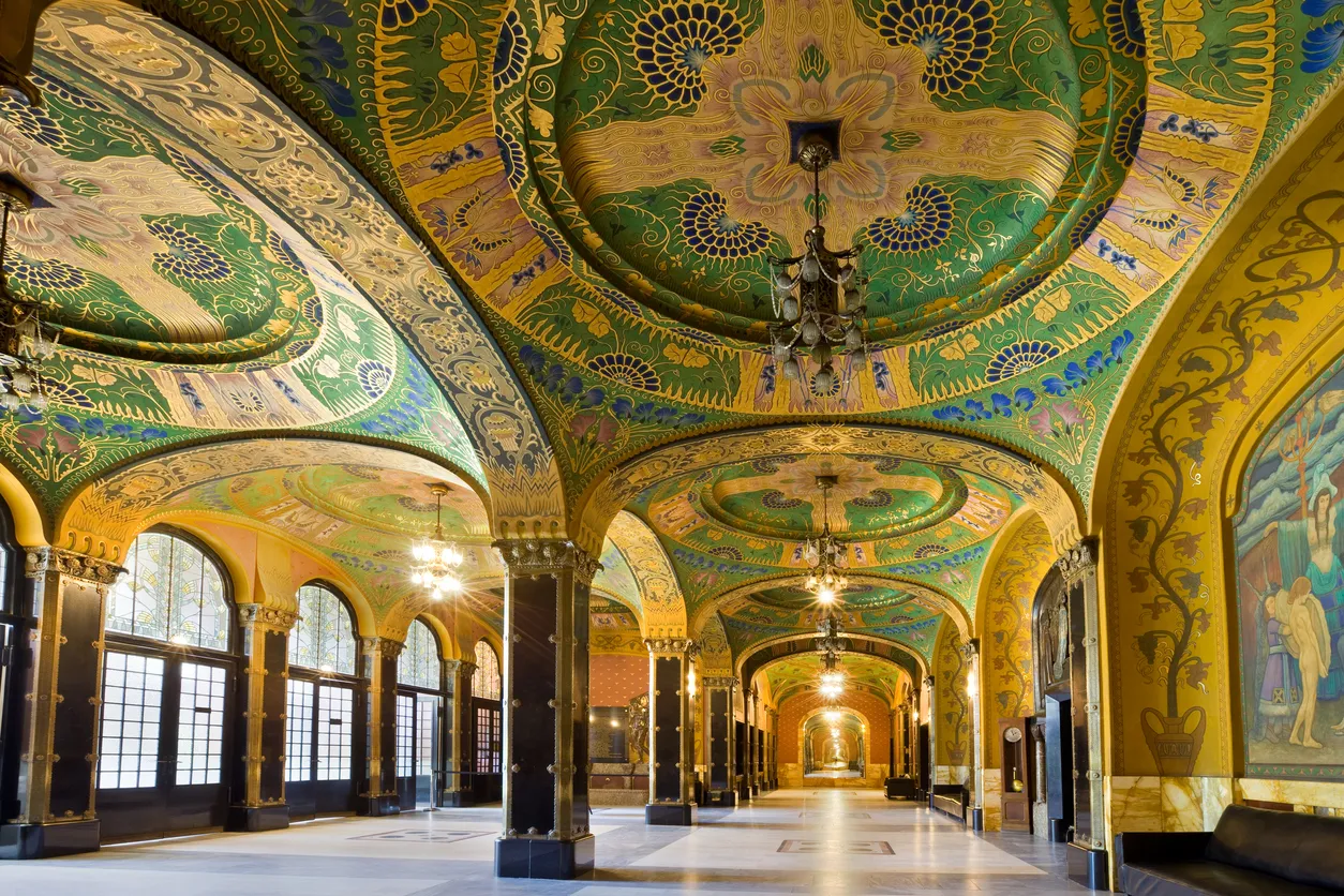 Le foyer du Palais  de Targu Mures, en Roumanie, de style Art nouveau,conçu par Aladár Körösfői-Kriesch.  © iStock / benedek