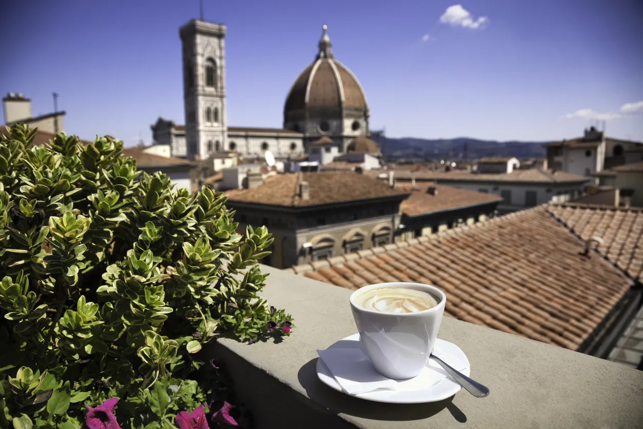 Un <i>cappuccino</i> devant le duomo de Santa Maria Del Fiore, Florence
© iStock/nicolamargaret