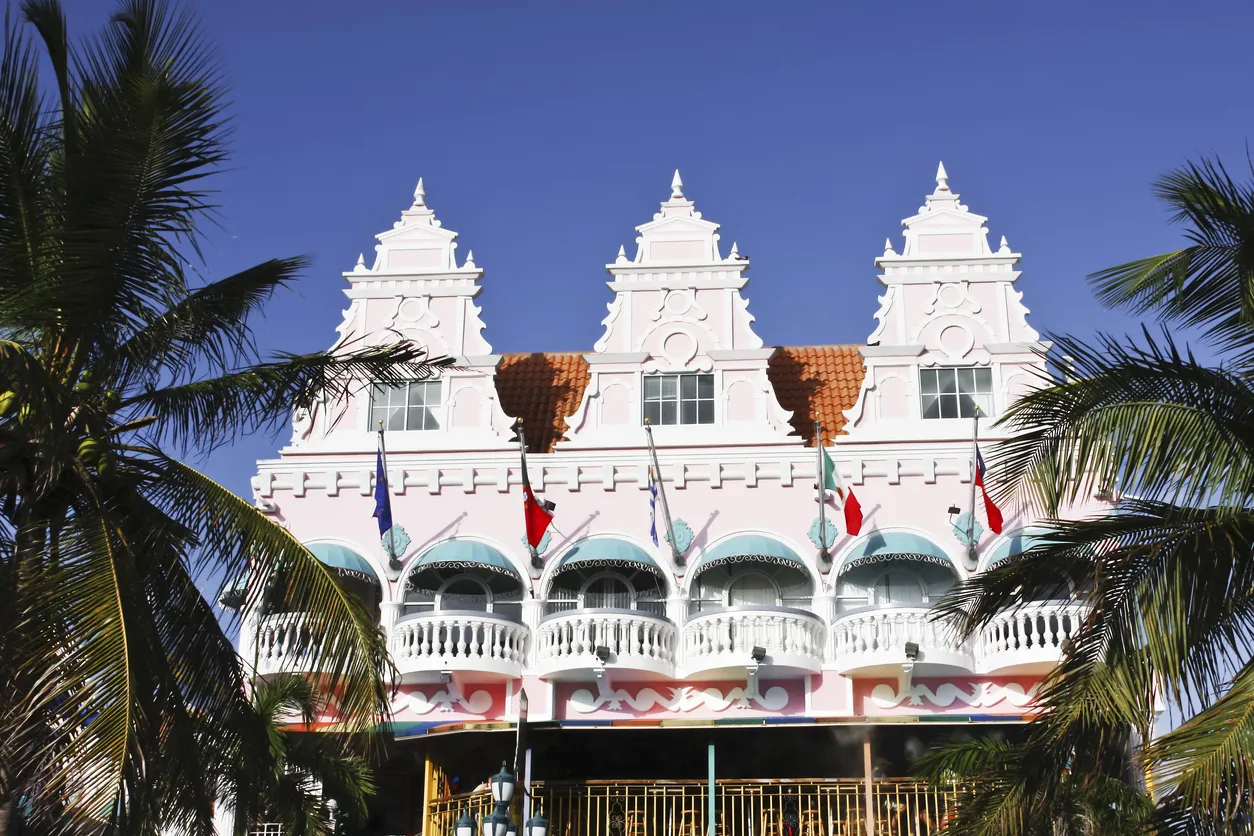 Oranjestad, capitale d'Aruba, île néerlandaise des Caraïbes | iStock/Lya_Cattel