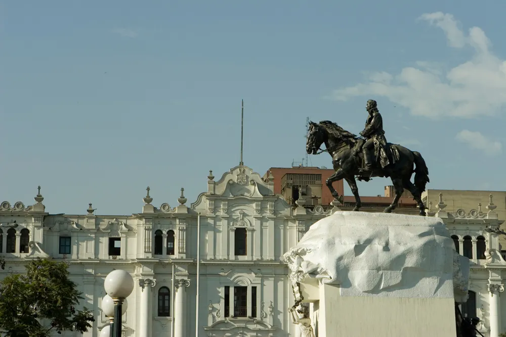 Monument à José de San Martín, Plaza San Martín, Lima, Pérou 	©iStockphoto / milehightraveler