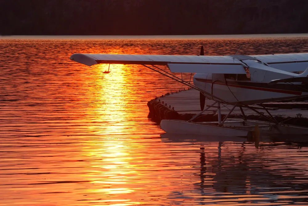 Hydravion au coucher de soleil, Yellowknife | © RyersonClark