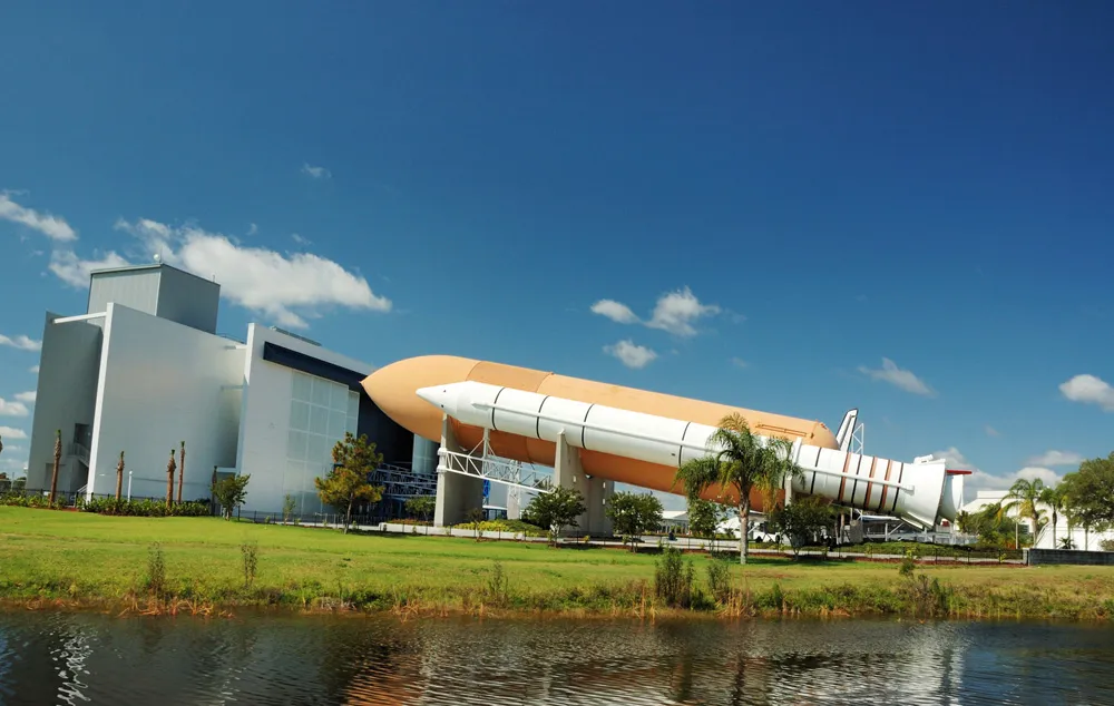 Propulseur d’appoint à poudre de la navette spatiale de la NASA en exhibition | © Purdue9394