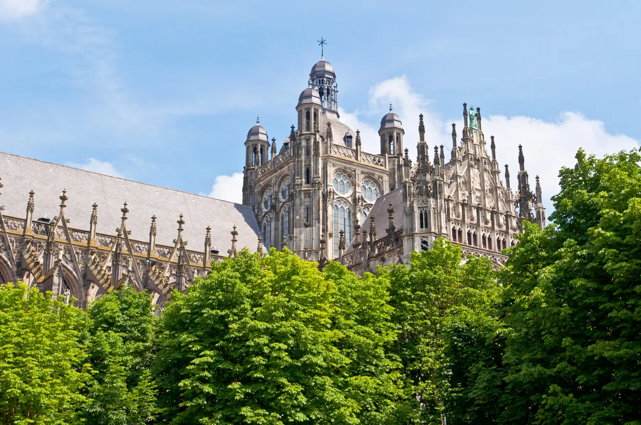 La Cathédrale Saint-Jean à Bois-le-Duc ('s Hertogenbosch), dans le Noord-Brabant aux Pays-Bas© iStock / dabldy