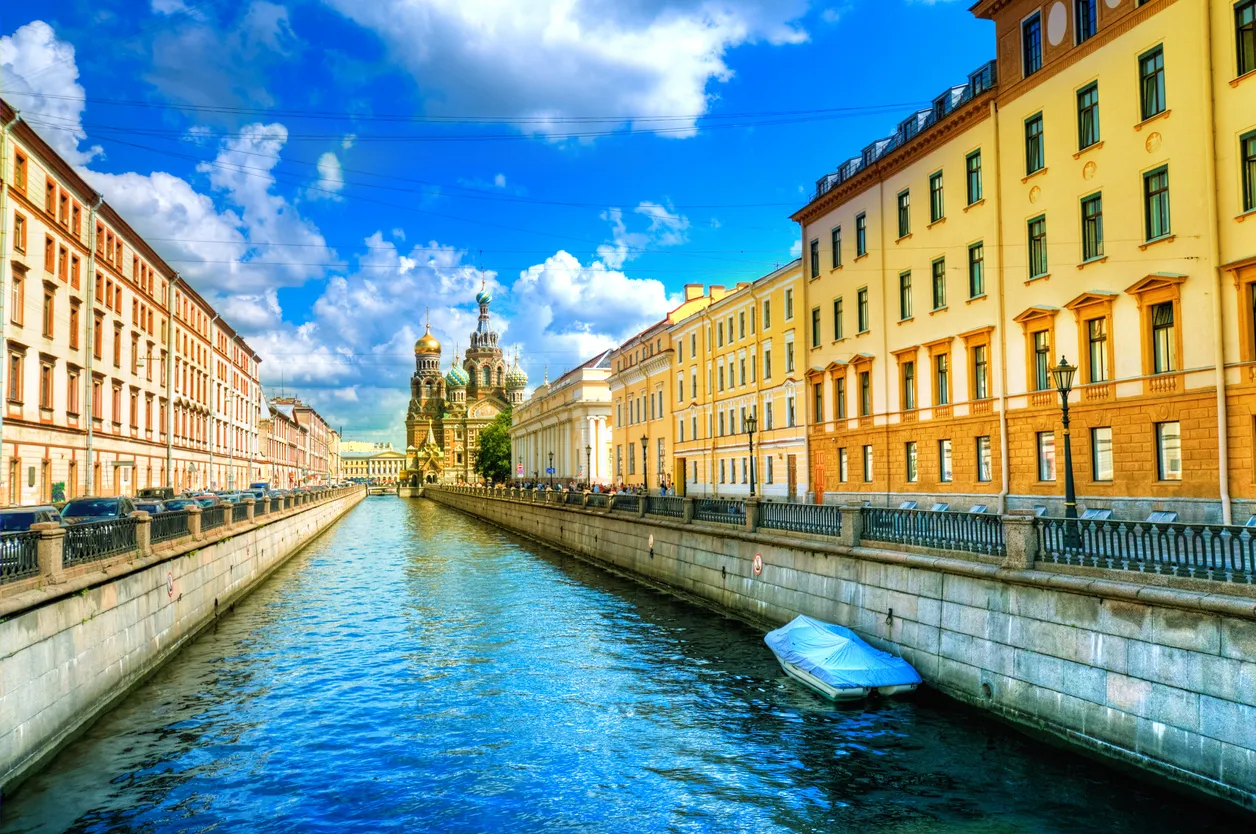 Le canal Griboedova et la cathédrale Saint-Sauveur-sur-le-Sang-Versé © iStock / AleksandarGeorgiev