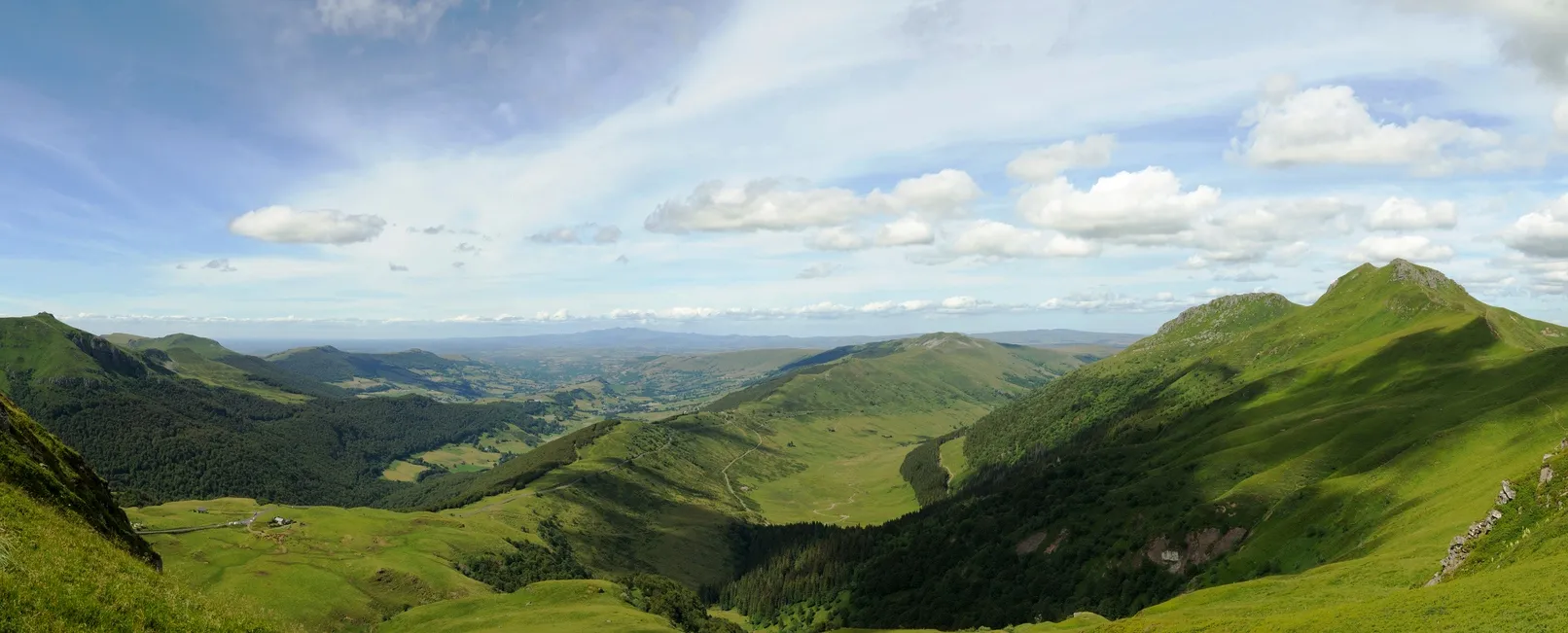 Le Puy de la Tourte  et le Puy Peyre Arse, sommets du massif volcanique du Cantal en Auvergne  © iStock / digital_eye