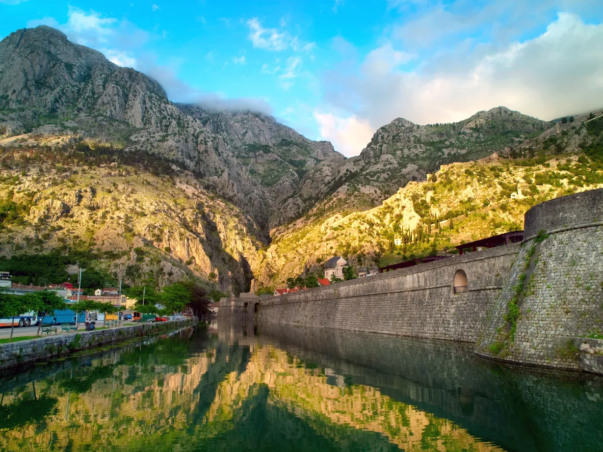 Les fortifications de Kotor au Monténégro. Entre 1420 et 1797, Kotor était dominée par Venise dont l'influence se remarque dans l’architecture de la ville. © iStock / chuvipro