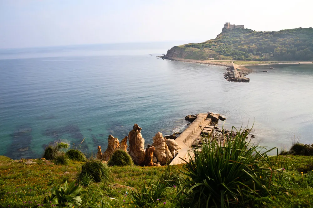 Aiguilles rocheuses à l’entrée du port de Tabarka, Tunisie | © alantobey
