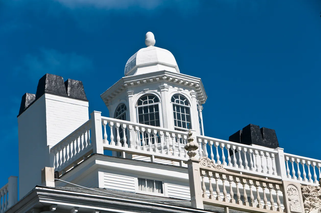 Une window's walk surplombe un manoir de Plymouth, Massachusetts. © iStock / KenWiedemann