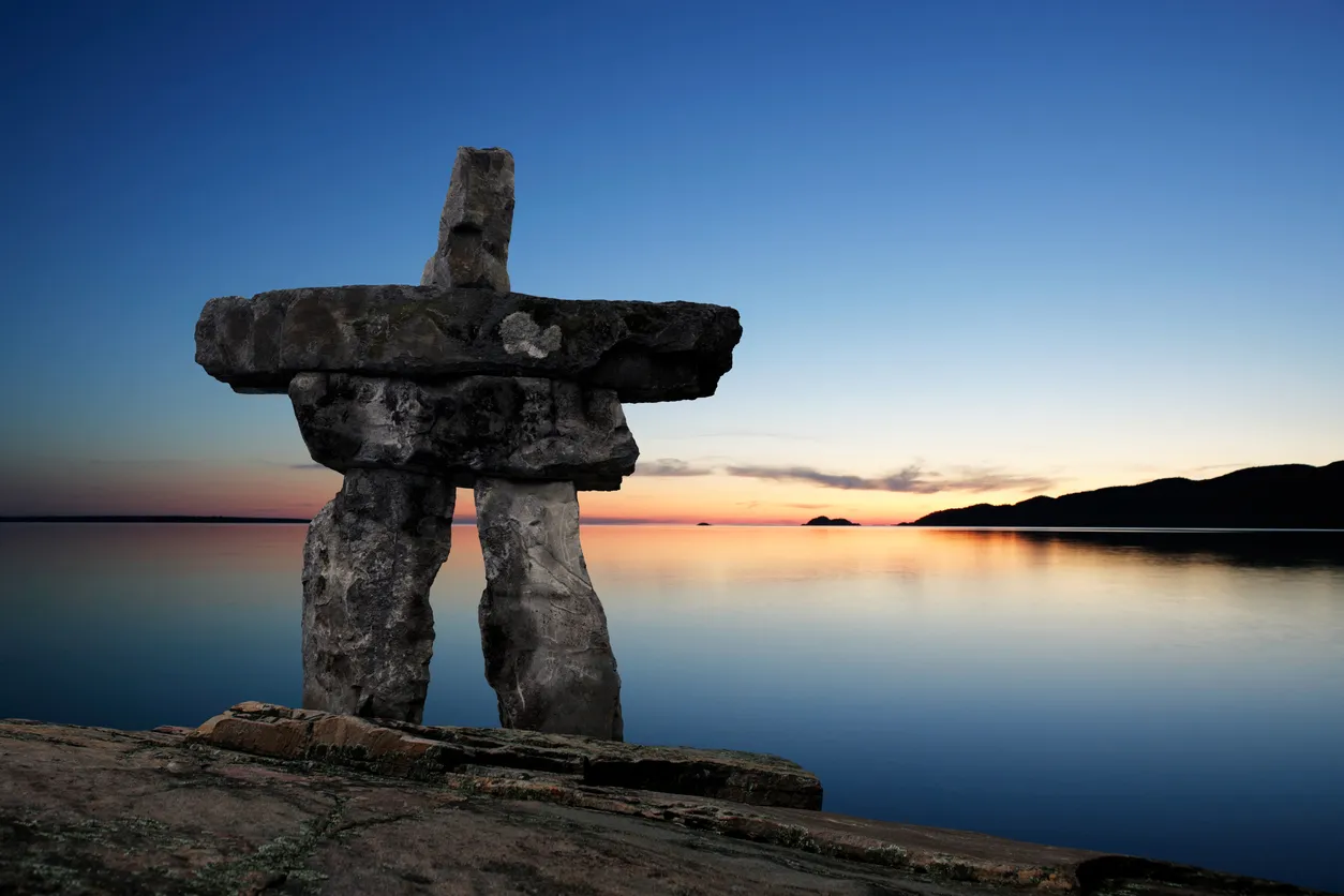 Un inukshuk, ces amoncellements de pierres qui ressemblent à des silhouettes humaines. © iStock / sharply_done