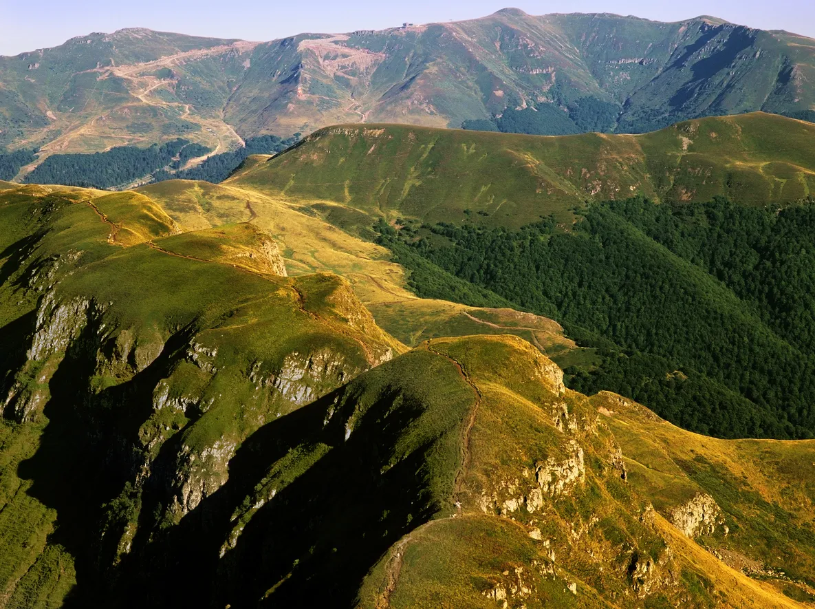 Vue depuis le sommet de Puy Mary dans le parc naturel régional des volcans d'Auvergne, Massif central, France © iStock / kodachrome25