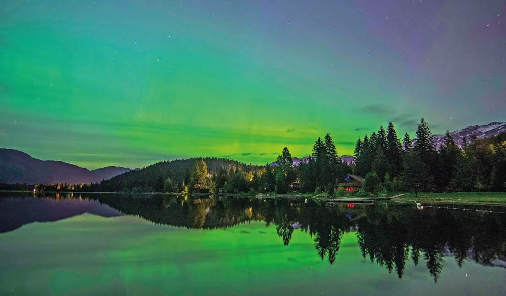 Aurore boréale dans l'Ouest Canadien à Alta Lake, Whistler, Colombie Britannique  ©iStockphoto.com/Jimmy1L1W  
