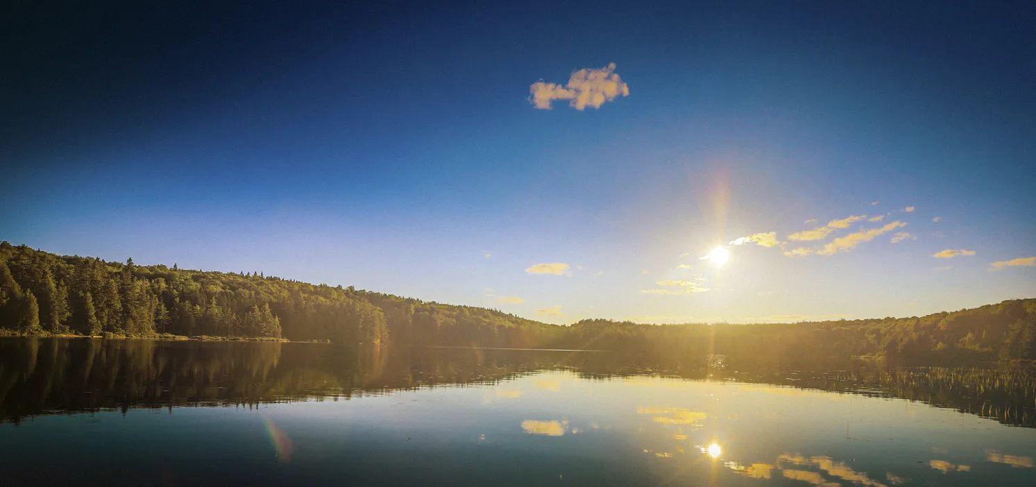 Un lac en Mauricie au Québec, région où est né Fred Pellerin © iStock / Instants