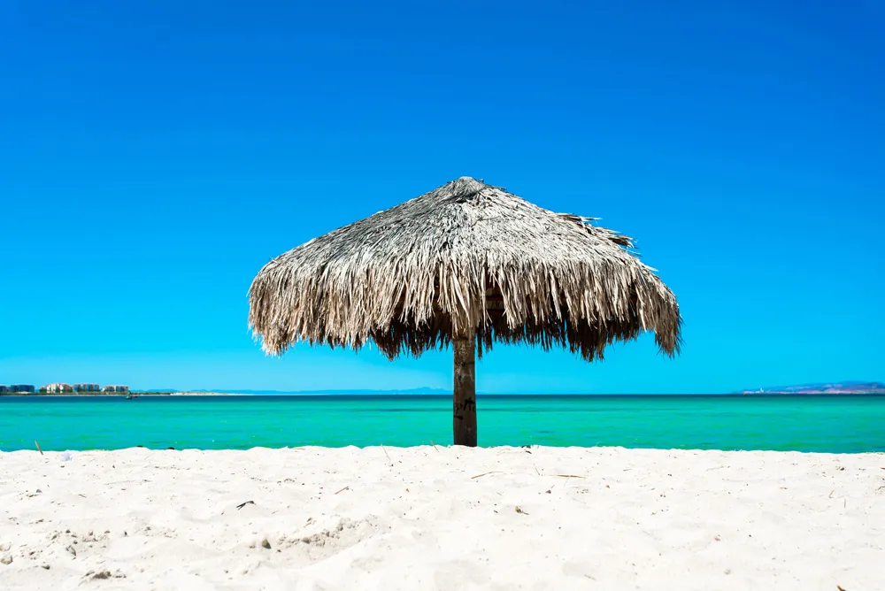 Plage de sable blanc aux eaux turquoise | © batdelfuego99