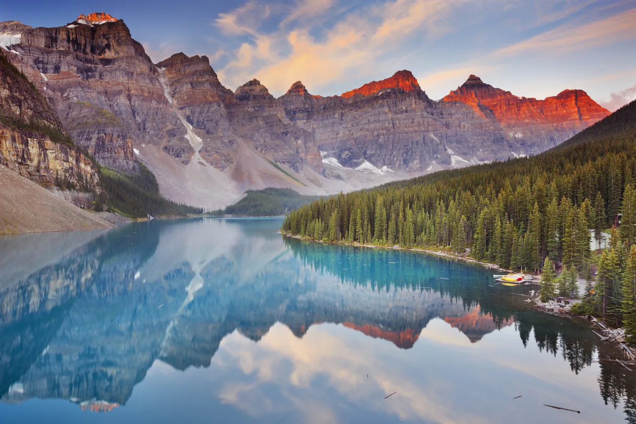 Le lac Moraine dans le parc national Banff, en Alberta, photographié au lever du soleil. © iStockphoto.com/sara_winter
