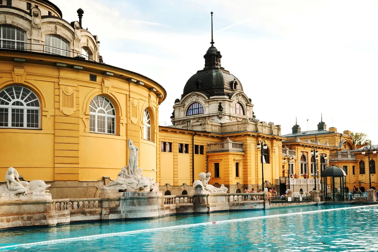 Les Bains Széchenyi à Budapest, inaugurés en 1913. © iStock / wanderluster