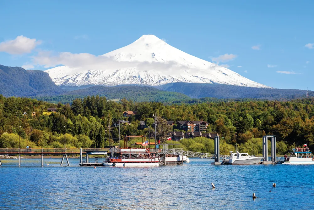 Pucón et le volcan Villarrica. © iStockphoto / MBPROJEKT_Maciej_Bledowski