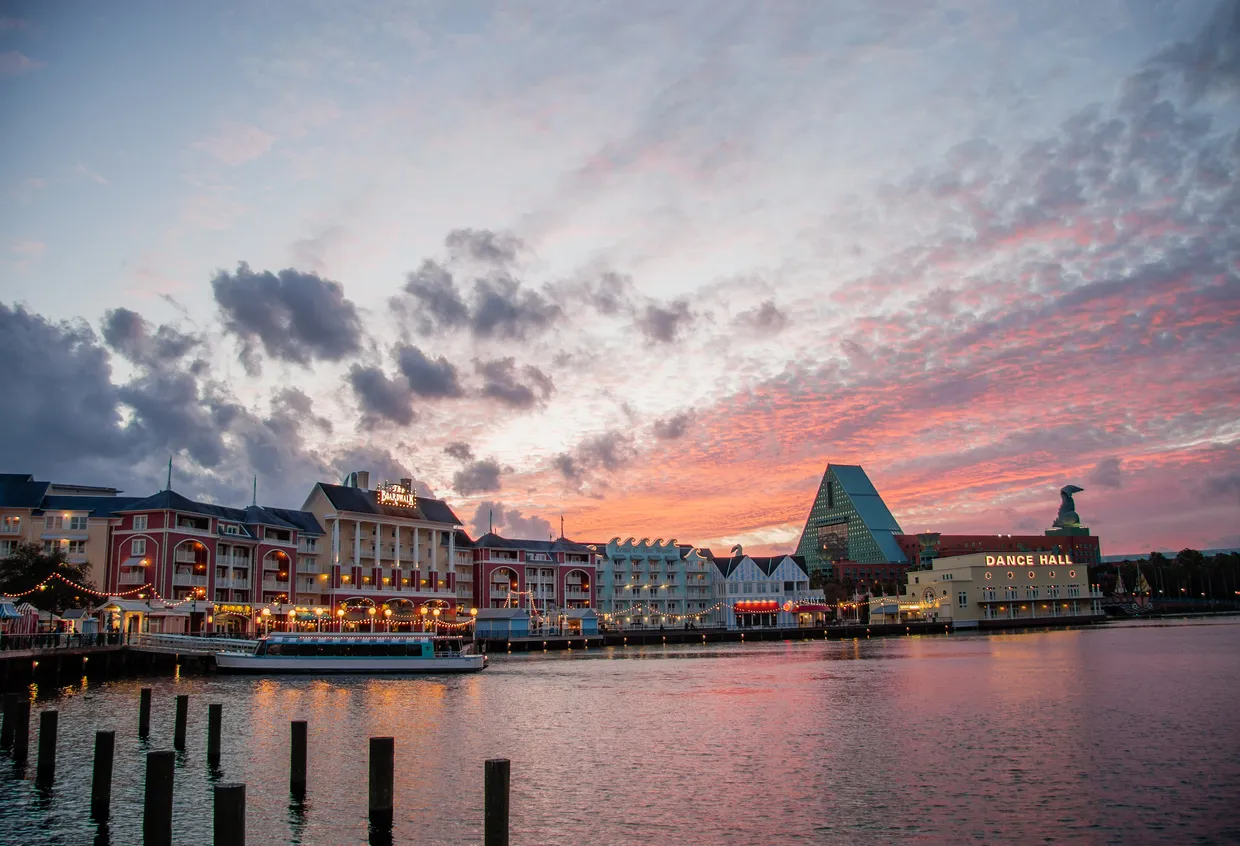 La rive au pied des Swan et Dolphin Resorts à Disney World, Orlando. Floride.  © iStock / drserg