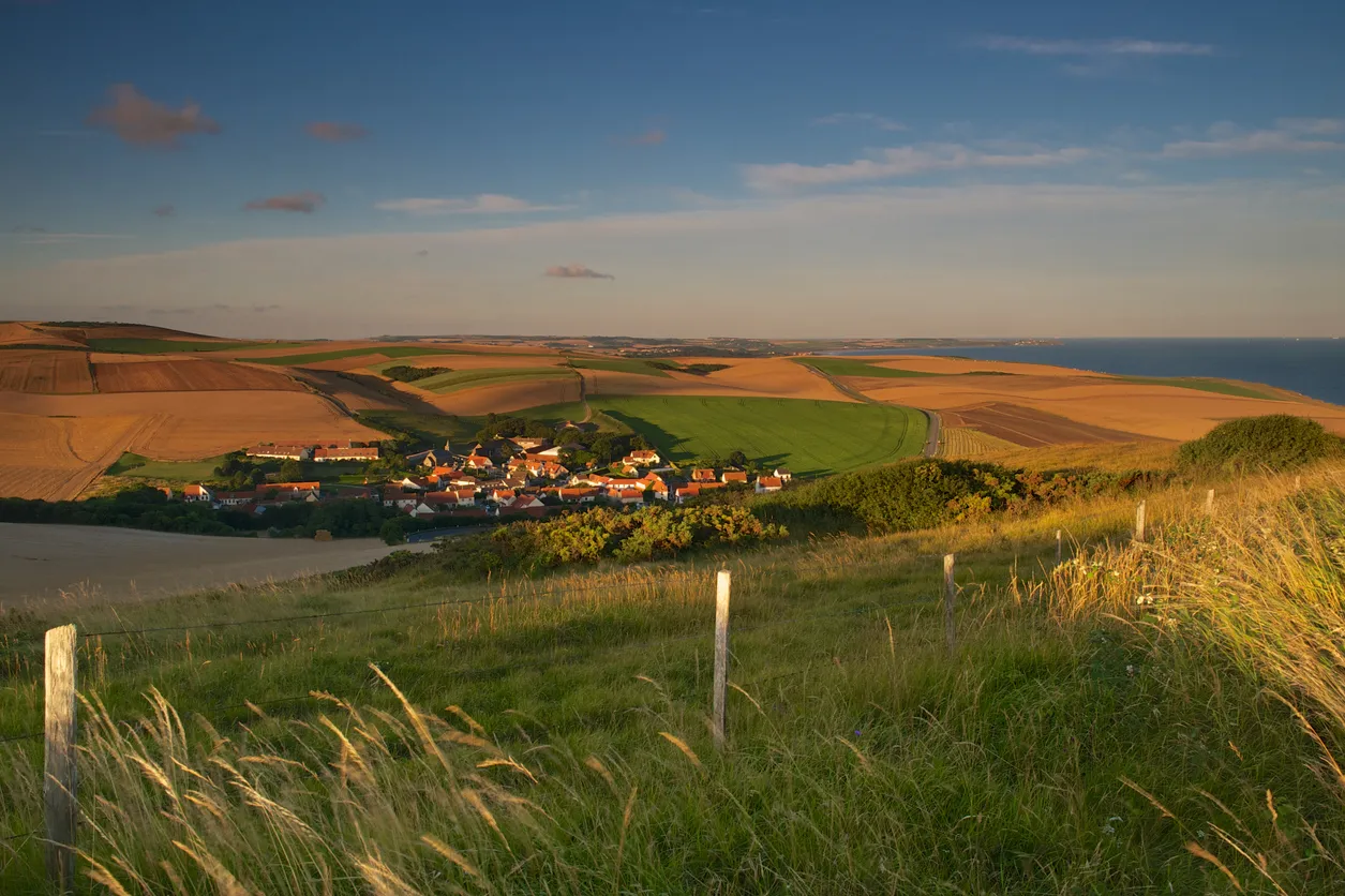 Le village d'Escalles vu depuis le cap Blanc-Nez © iStock / RudyMareel
