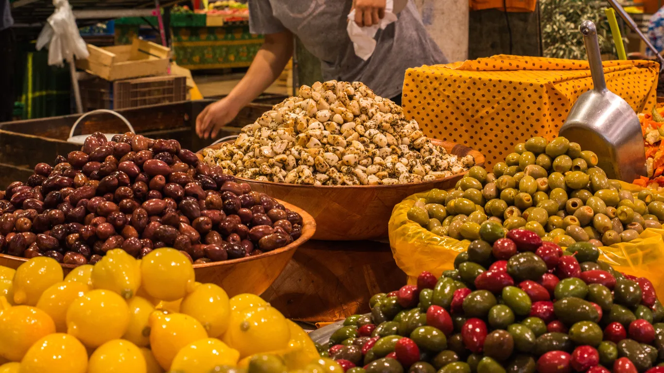 Le marchè Forville  à Cannes © iStock / cavallapazza
