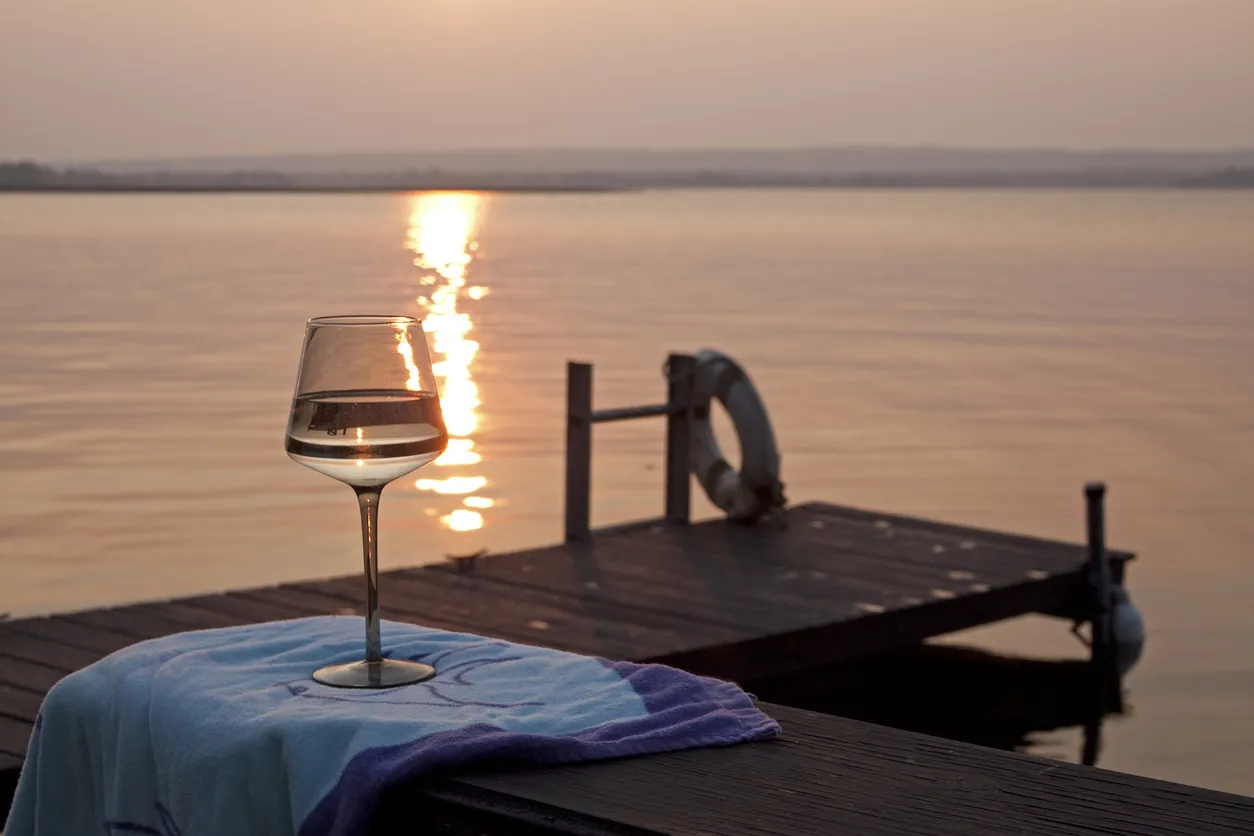 Verre de vin au bord du lac Ontario, Presqu'île Bay, Prince Edward County
© iStock imagebob